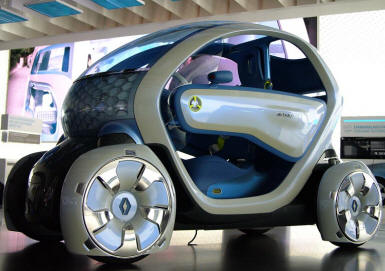 La piccola TWIZY della Renault, con motore elettrico-emissioni zero.