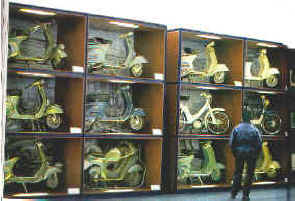 Le Vespe in vetrina al "Museo Piaggio"