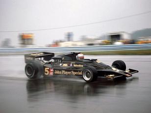 Andretti alla guida della Lotus sull'acqua