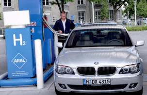 La BMW  stata tra le prime case al mondo a produrre un'auto ad idrogeno (nella foto la serie 7 "hidrogen7")